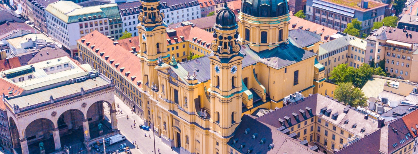 Ein Luftbild der Theatinerkirche in München